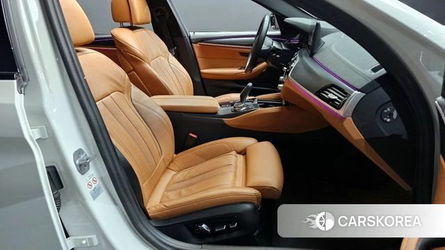 BMW 5 Series (G30) 2023 Белый из Кореи, фото 2