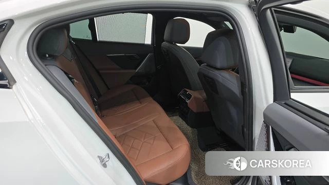 BMW 5 Series (G60) 2025 Белый из Кореи, фото 2