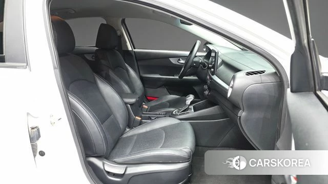 Kia The New K3 2nd generation 2022 Белый из Кореи, фото 2