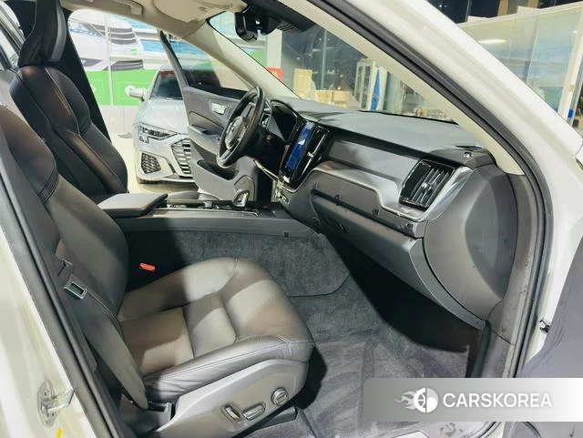 Volvo XC60 2022 Белый из Китая, фото 2