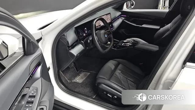 BMW 5 Series (G60) 2024 Белый из Кореи, фото 2