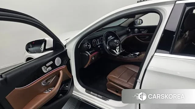 Mercedes-Benz E-Class W213 2019 Белый из Кореи, фото 2