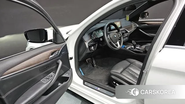 BMW 5 Series (G30) 2018 Белый из Кореи, фото 2