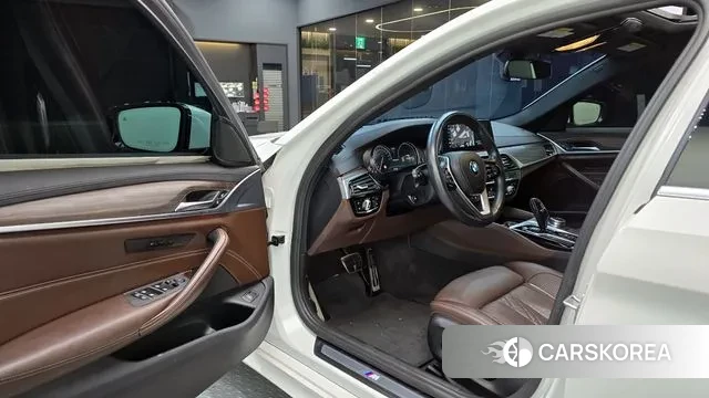 BMW 5 Series (G30) 2018 Белый из Кореи, фото 2