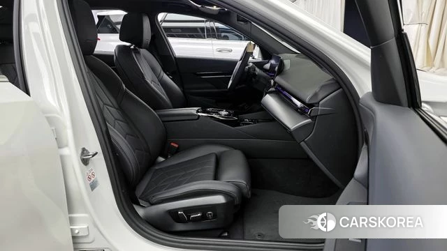 BMW 5 Series (G60) 2023 Белый из Кореи, фото 2