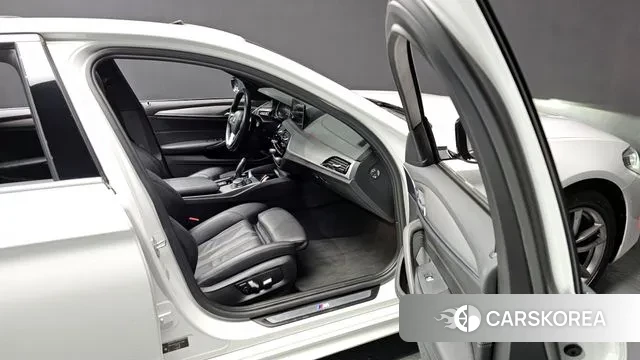 BMW 5 Series (G30) 2018 Белый из Кореи, фото 2