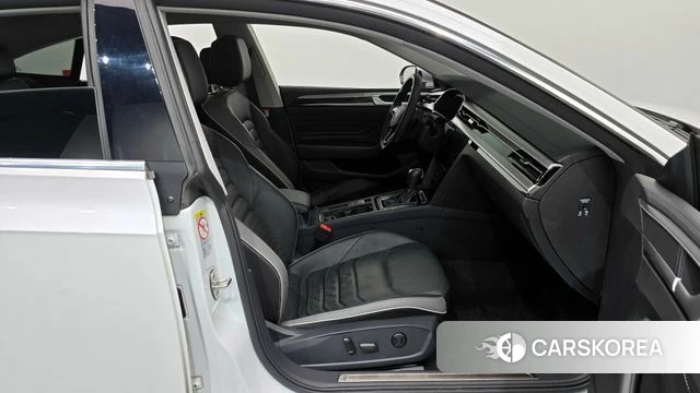 Volkswagen Arteon 2023 Белый из Кореи, фото 2