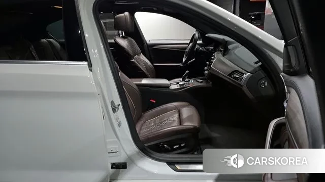 BMW 5 Series (G30) 2020 Белый из Кореи, фото 2