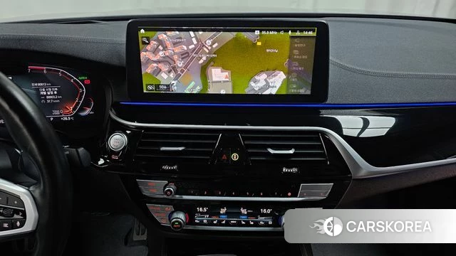 BMW 5 Series (G30) 2022 Серебристо-серый из Кореи, фото 2