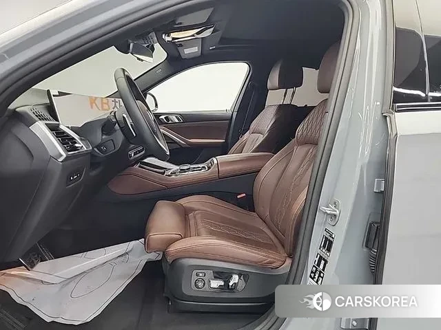 BMW X6 (G06) 2025 Светло-серебряный цвет из Кореи, фото 2