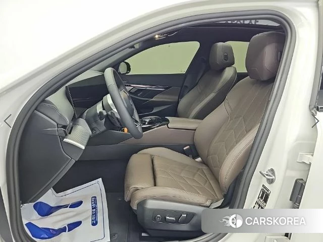 BMW 5 Series (G60) 2025 Белый из Кореи, фото 2