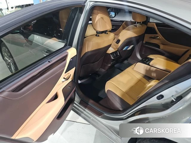 Lexus ES300h 7th generation 2021 Серебристо-серый из Кореи, фото 2