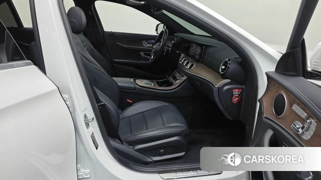 Mercedes-Benz E-Class W213 2022 Белый из Кореи, фото 2