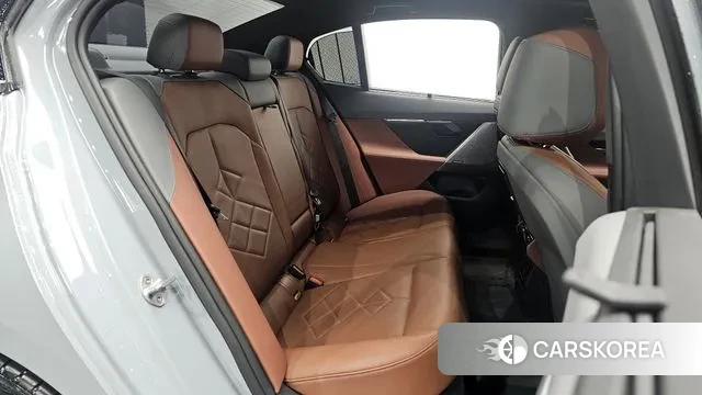 BMW 5 Series (G60) 2024 Цвет галактики из Кореи, фото 2