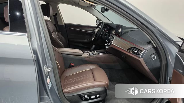 BMW 5 Series (G30) 2023 Серебристо-серый из Кореи, фото 2