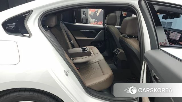 BMW 5 Series (G60) 2025 Белый из Кореи, фото 2