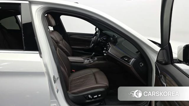 BMW 5 Series (G30) 2019 Белый из Кореи, фото 2
