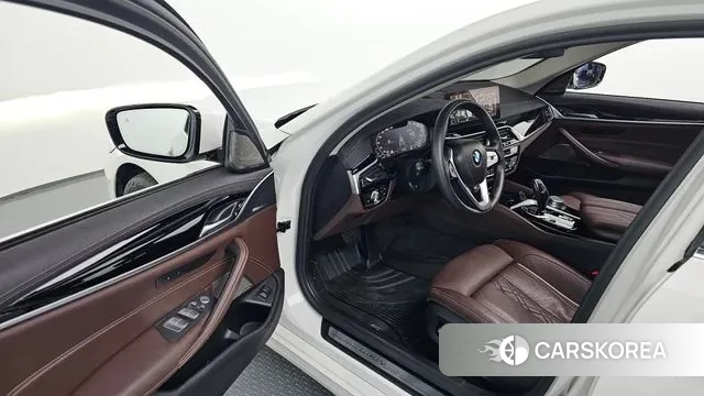 BMW 5 Series (G30) 2021 Белый из Кореи, фото 2