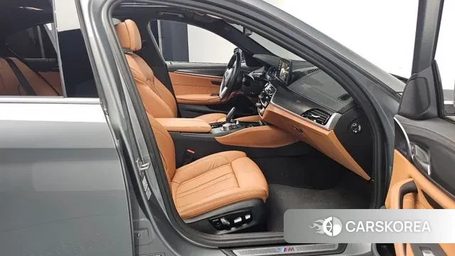 BMW 5 Series (G30) 2023 Серый из Кореи, фото 2