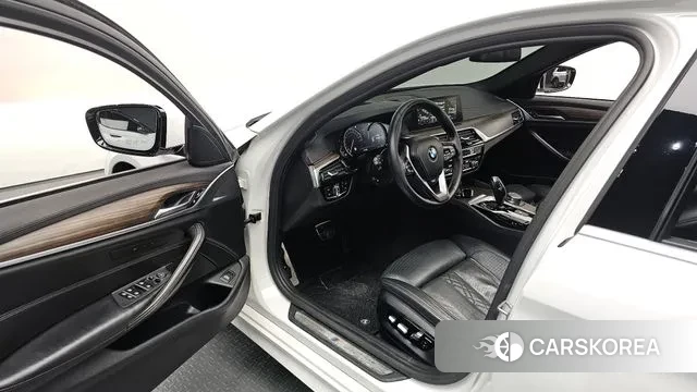 BMW 5 Series (G30) 2018 Белый из Кореи, фото 2