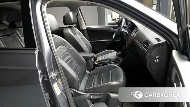 Volkswagen Tiguan Allspace 2023 Серый из Кореи, фото 2