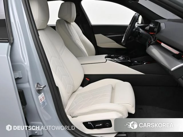 BMW 5 Series (G60) 2024 Небесно-голубой из Кореи, фото 2