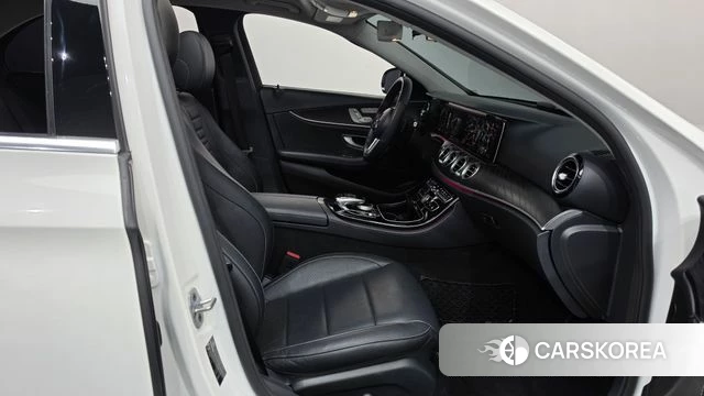 Mercedes-Benz E-Class W213 2018 Белый из Кореи, фото 2