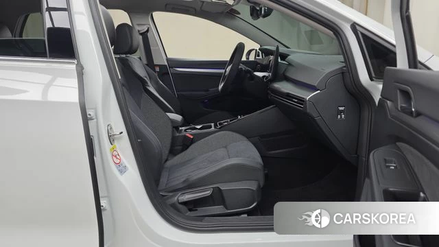 Volkswagen Golf 8th Generation 2025 Белый из Кореи, фото 2