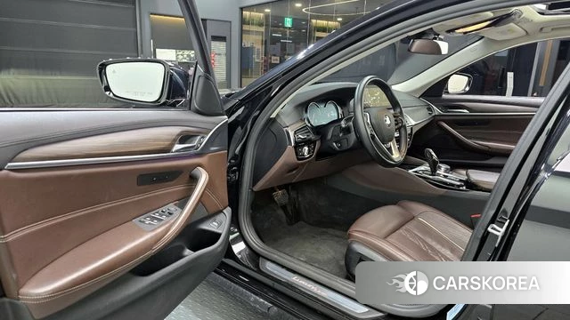 BMW 5 Series (G30) 2018 Черный из Кореи, фото 2