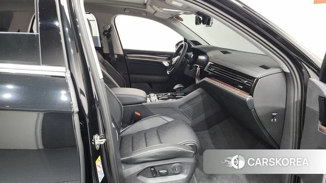 Volkswagen Touareg 3rd generation 2025 Черный из Кореи, фото 2