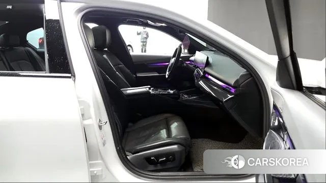 BMW 5 Series (G60) 2023 Белый из Кореи, фото 2