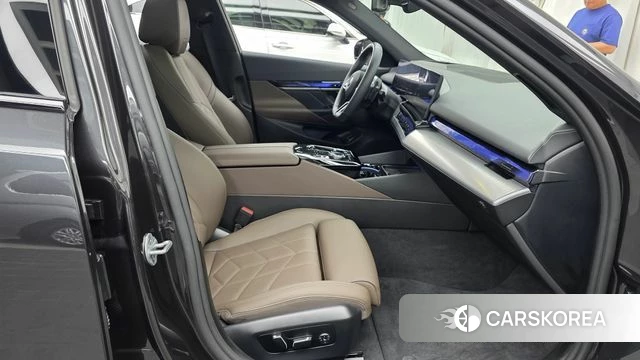 BMW 5 Series (G60) 2026 Серый из Кореи, фото 2