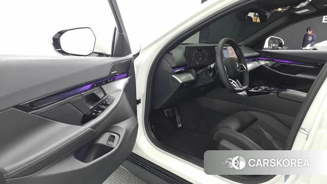 BMW 5 Series (G60) 2025 Белый из Кореи, фото 2