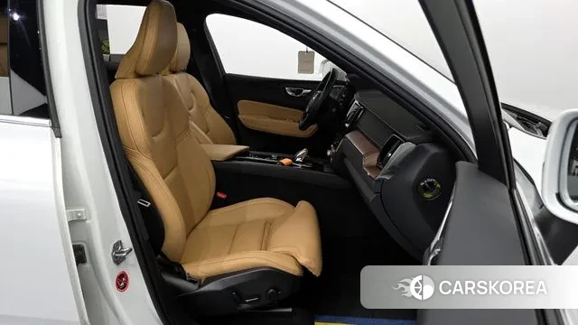 Volvo XC60 second Generation 2021 Белый из Кореи, фото 2