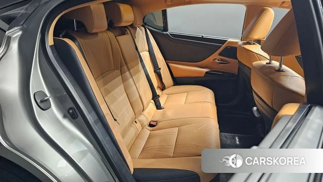 Lexus ES300h 7th generation 2025 Серебристо-серый из Кореи, фото 2
