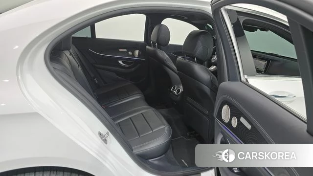 Mercedes-Benz E-Class W213 2023 Белый из Кореи, фото 2