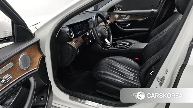 Mercedes-Benz E-Class W213 2018 Белый из Кореи, фото 2