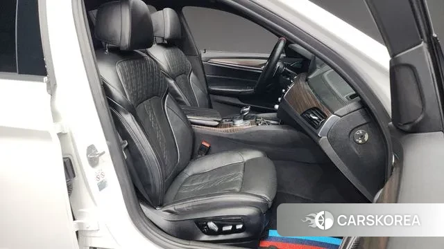 BMW 5 Series (G30) 2018 Белый из Кореи, фото 2