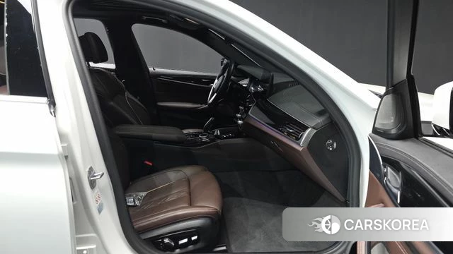 BMW 5 Series (G30) 2021 Белый из Кореи, фото 2