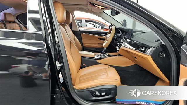 BMW 5 Series (G30) 2018 Черный из Кореи, фото 2