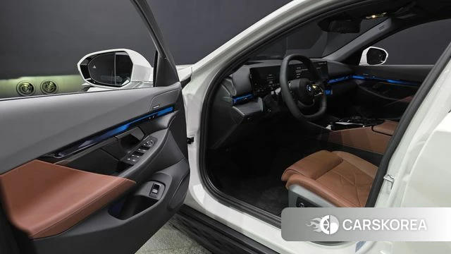 BMW 5 Series (G60) 2025 Белый из Кореи, фото 2