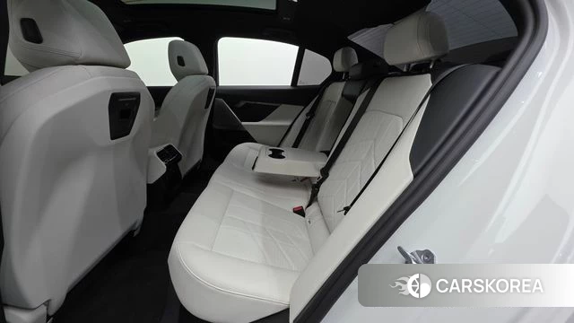BMW 5 Series (G60) 2024 Белый из Кореи, фото 2