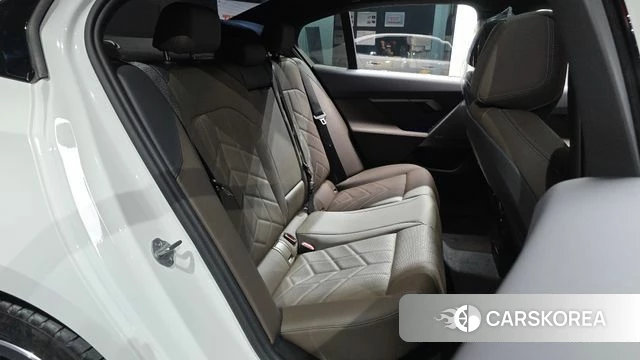 BMW 5 Series (G60) 2024 Белый из Кореи, фото 2