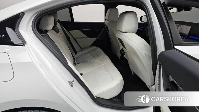 BMW 5 Series (G60) 2025 Белый из Кореи, фото 2