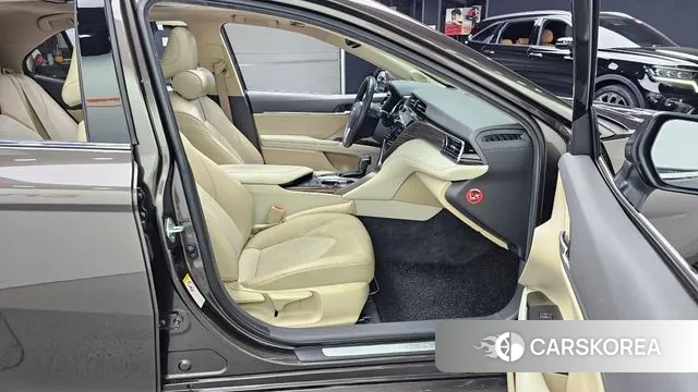 Toyota Camry (XV70) 2018 Коричневый из Кореи, фото 2