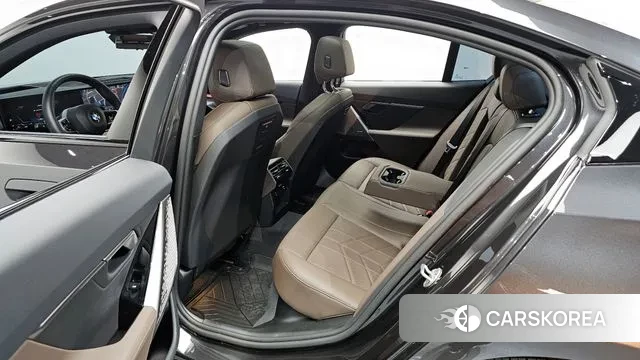 BMW 5 Series (G60) 2025 Серый из Кореи, фото 2