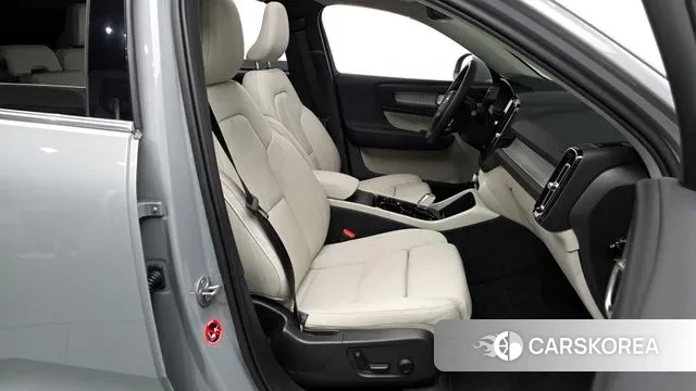 Volvo XC40 2024 Серебристо-серый из Кореи, фото 2