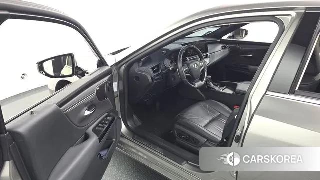 Lexus ES300h 7th generation 2023 Серый из Кореи, фото 2