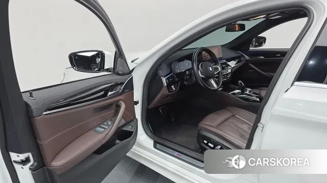 BMW 5 Series (G30) 2022 Белый из Кореи, фото 2