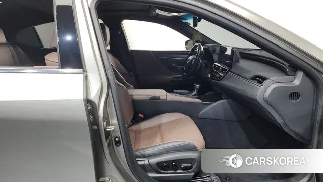 Lexus ES300h 7th generation 2022 Серый из Кореи, фото 2